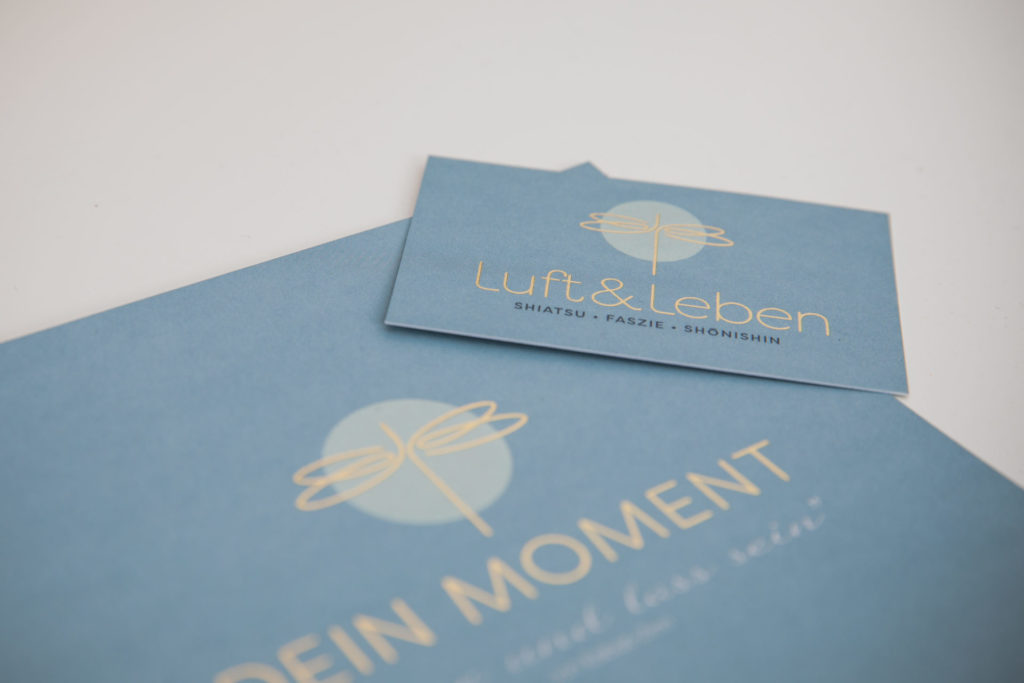 Gutscheine Blaue Luft und Leben Gutscheine auf grauem Hintergrund